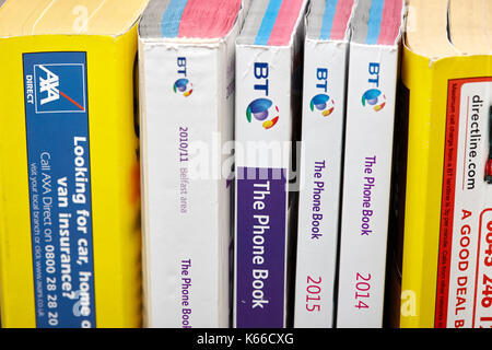 Gelbe Seiten eingestuft und bt Telefonbuch Telefonbuch Papier Ausgabe Großbritannien Stockfoto