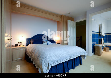 Hauptschlafzimmer mit Duschbad en suite Stockfoto