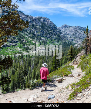 Wanderer auf dem Weg zum Shadow Lake in der östlichen Sierra von Kalifornien Stockfoto