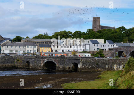 Brücken über den Fluss Newport mit St Patrick's Kirche im Hintergrund, Newport, County Mayo, Republik von Irland Stockfoto