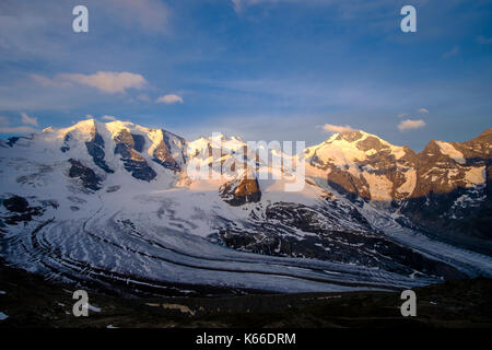 Luftaufnahme der schneebedeckten Berge Piz Palü, Piz Bernina und Piz Morteratsch von Diavolezza Stockfoto
