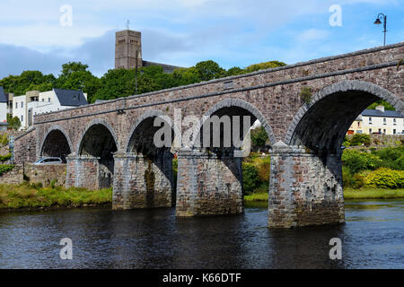 Sieben Bogen Brücke über Newport Fluss mit St Patrick's Kirche im Hintergrund, Newport, County Mayo, Republik von Irland Stockfoto