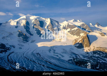 Luftaufnahme der schneebedeckten Berge Piz Palü und Piz Bernina von Diavolezza Stockfoto