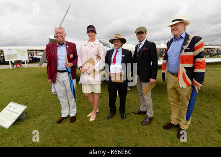 Juroren des Goodwood Revival Spirit of Aviation Concours d'Elegance, darunter Jodie Kidd und Felix Baumgartner. Zeitgemäße Kleidung Stockfoto