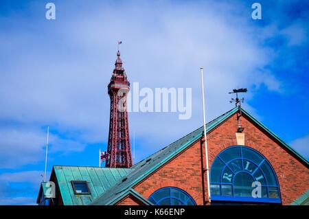 Blackpool RNLI-Station & Blackpool Tower Stockfoto