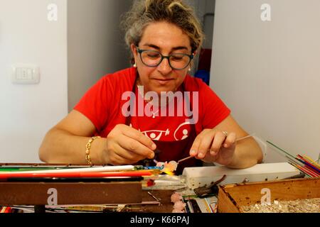 Heute, die Handwerker von Murano noch Jahrhunderte alte Glasfabrik Techniken. Stockfoto