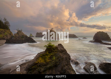 Sonnenuntergang an geheimen Strand in Youngstown State Park von Oregon. USA Stockfoto