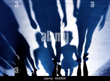 Verschwommene Schatten der Menschen gegenüber zu Fuß auf Sommer Promenade im Sonnenuntergang Stockfoto