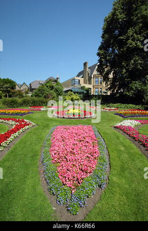 Viktorianische anlage Betten mit ringelblumen und Begonien in der Viktorianischen Garten an der Sheffield Botanischen Gärten, Sheffield, Yorkshire, England, Großbritannien - Sommer Stockfoto