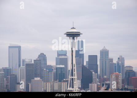 Die Seattle skyline dient als Hintergrund für die Space Needle. Stockfoto