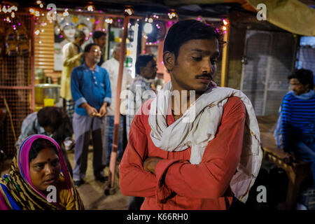 VARANASI, INDIEN - ca. November 2016: Die Menschen in den Straßen von Varanasi am frühen Morgen. Stockfoto