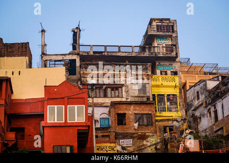 VARANASI, INDIEN - ca. November 2016: Typische Häuser über den Ganges in Varanasi Stockfoto