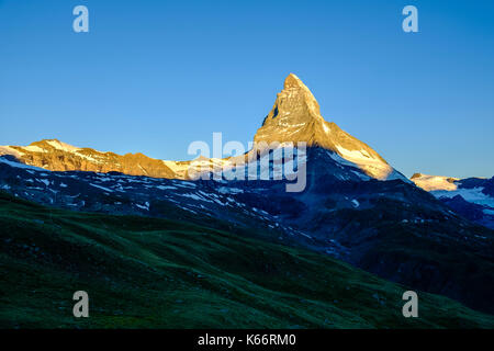 Im Osten und Norden Gesicht auf das Matterhorn, Monte Cervino, mit dem Sonnenlicht das Berühren der Gipfel bei Sonnenaufgang Stockfoto