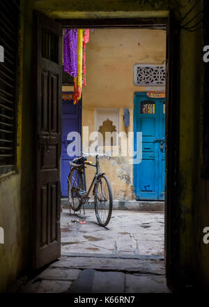 VARANASI, INDIEN - ca. November 2016: Typisches Haus Eingang in der Altstadt von Varanasi. Stockfoto