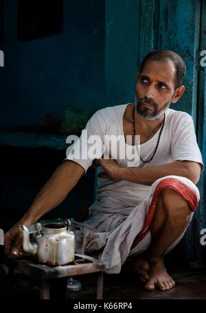 VARANASI, INDIEN - ca. November 2016: Portrait von Chai Tee Verkäufer in Varanasi der Alten Varanasi. Stockfoto