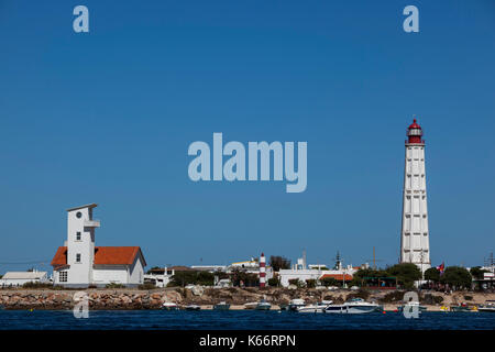 Leuchtturm auf Ilha do Farol, Farol Insel, aus Faro im Naturpark Ria Formosa, Algarve, Portugal Stockfoto