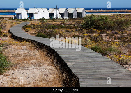 Promenade und Strand Hütten auf Ilha Deserta oder Ilha da barreta im Naturschutzgebiet Ria Formosa aus Faro, Portugal Stockfoto