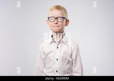 Kaukasische Junge mit Zahnschmerzen schließen die Augen, weil der Schmerz. Stockfoto