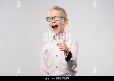 Porträt von fröhlicher Junge mit Daumen hoch Geste Stockfoto