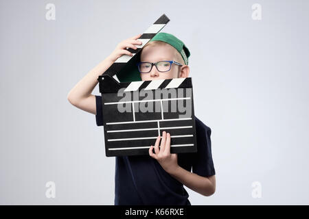 Junge in grünen Hut Holding clapper Board in den Händen. Stockfoto