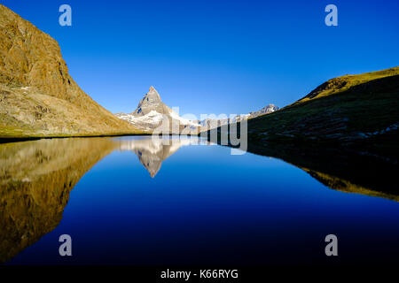 Die Ostwand des Matterhorn, Monte Cervino, Spiegelung im See riffelsee bei Sonnenaufgang Stockfoto