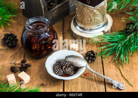 Traditionelle Sibirische Süßwaren: junge tannenzapfen Jam Stockfoto