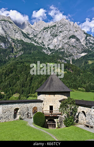 Mauer der mittelalterlichen Burg Hohenwerfen vor der majestätischen felsigen Gipfeln des Tennengebirges in den österreichischen Alpen Stockfoto