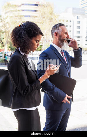 Geschäftsleute, die Nutzung von Mobiltelefonen im freien Stockfoto