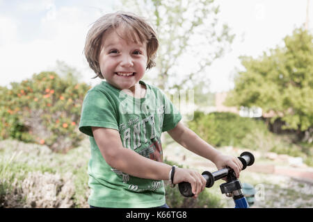 Portrait von Angeregten Kaukasischen boy Holding Lenker Stockfoto