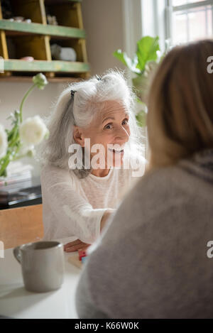 Ältere Frau im Gespräch mit Tochter Stockfoto
