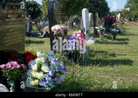 Fake Blumen auf einem Grab in Saint Mary's katholische Friedhof von Kensal Green, Harrow Road, London, Vereinigtes Königreich Stockfoto