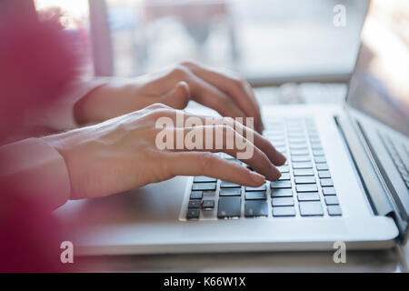 Die Hände der kaukasischen Frau Tippen auf Laptop Stockfoto