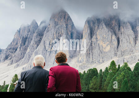 Junge und ältere Menschen mit Blick auf die Dolomiten in Südtirol/Alto Adige, Italien Stockfoto