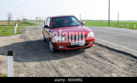 Krasnodar, Russland - 24. März 2013: Auto Hyundai Accent der 2. Generation in der Leistung eines 3-türigen Coupé. 3-Zylinder Dieselmotor. Illus Stockfoto