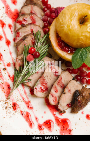 Brennofen Ente mit Äpfeln Stockfoto