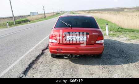 Krasnodar, Russland - 24. März 2013: Auto Hyundai Accent der 2. Generation in der Leistung eines 3-türigen Coupé. 3-Zylinder Dieselmotor. Illus Stockfoto