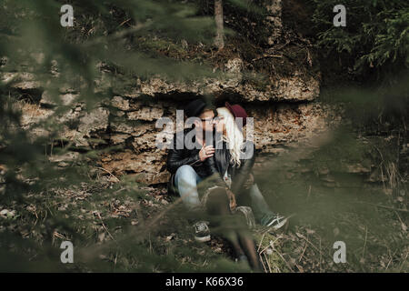 Zärtlich im Nahen und Mittleren Osten paar Küssen in der Nähe von Felsen Stockfoto
