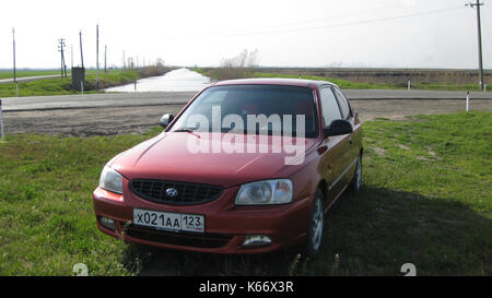 Krasnodar, Russland - 24. März 2013: Auto Hyundai Accent der 2. Generation in der Leistung eines 3-türigen Coupé. 3-Zylinder Dieselmotor. Illus Stockfoto