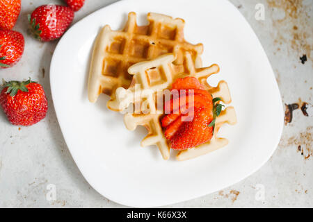 In Scheiben geschnittene Erdbeeren auf Waffeln Stockfoto