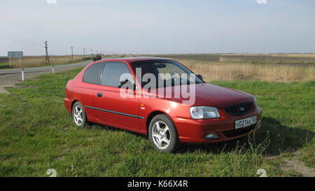 Krasnodar, Russland - 24. März 2013: Auto Hyundai Accent der 2. Generation in der Leistung eines 3-türigen Coupé. 3-Zylinder Dieselmotor. Illus Stockfoto