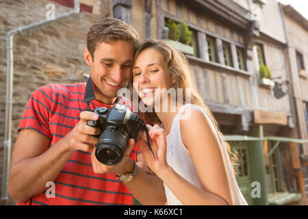 Kaukasische paar Prüfung der Kamera Stockfoto