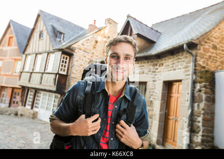 Kaukasische mann Backpacking in Stadt Stockfoto