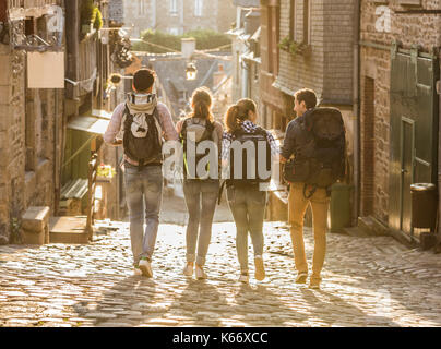 Freunde Backpacking in Stadt Stockfoto