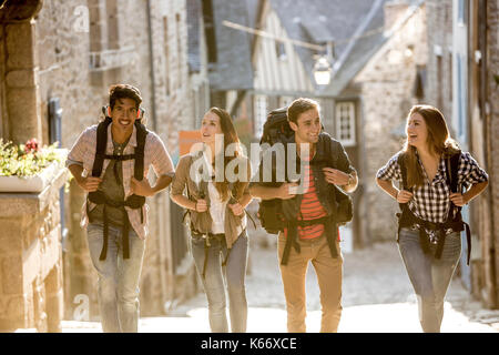 Freunde Backpacking in Stadt Stockfoto