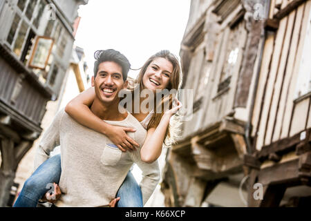 Mann, Frau, Huckepack in Stadt Stockfoto