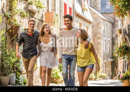 Freunde zu Fuß in der Stadt Stockfoto