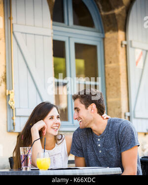 Kaukasische Paar umarmen im Restaurant Stockfoto