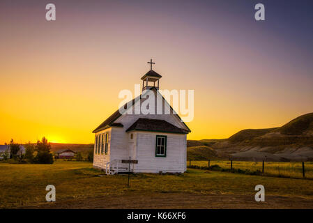 -Pionier Sommer Sonnenuntergang über die alte hölzerne Kirche in der Geisterstadt von Dorothy in Alberta, Kanada. Stockfoto