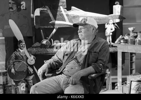 Portrait von älteren kaukasischen Mann sitzt in der Werkstatt Stockfoto