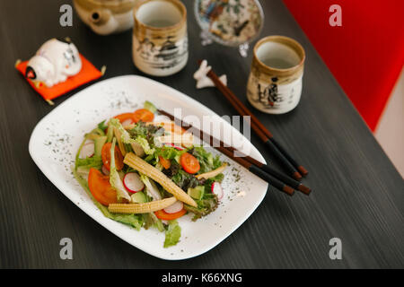 Stäbchen auf der Platte Salat Stockfoto